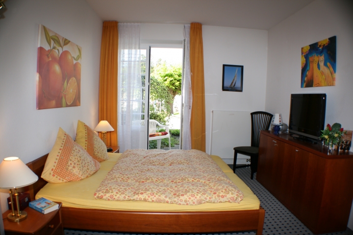 Schlafzimmer mit Ausgang auf die Terasse