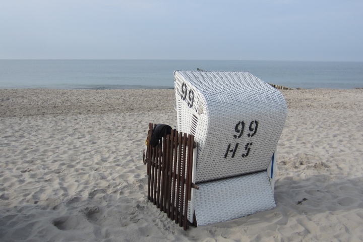 eigener Strandkorb am Strand in der Sommersaison