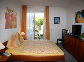 Schlafzimmer mit Ausgang auf die Terasse