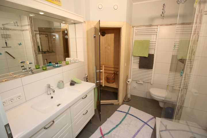 Bad .. mit großer Dusche und eigener Sauna