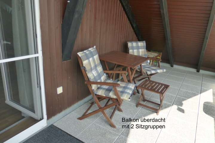 Balkon überdacht mit Balkonmöbel