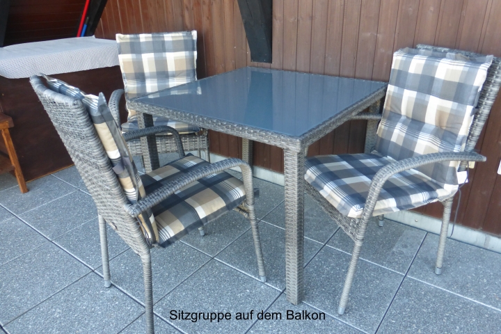 Balkon überdacht mit Balkonmöbel