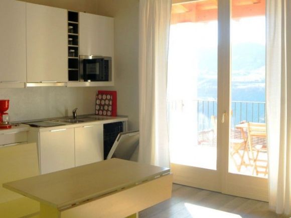 Küche mit Terrasse und Seeblick und Blick auf den Monte Baldo