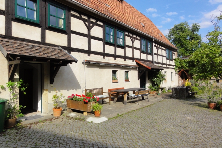 Ferienwohnung Brendel | Sitzplatz im Hof