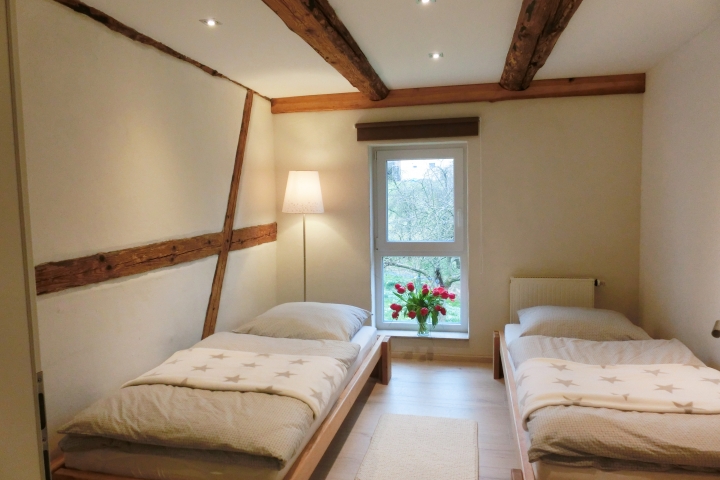 Schlafzimmer mit getrennten Betten