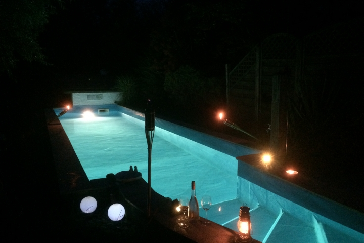 Poolromantik bei einem Glas Sekt genießen
