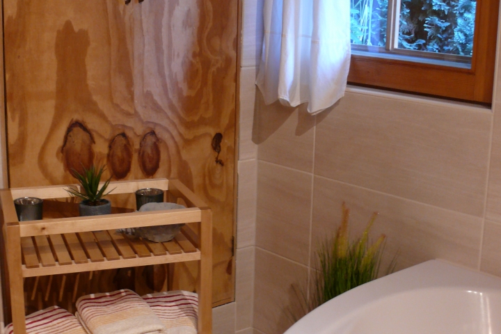 Blick auf Eckbadewann und Wandschrank