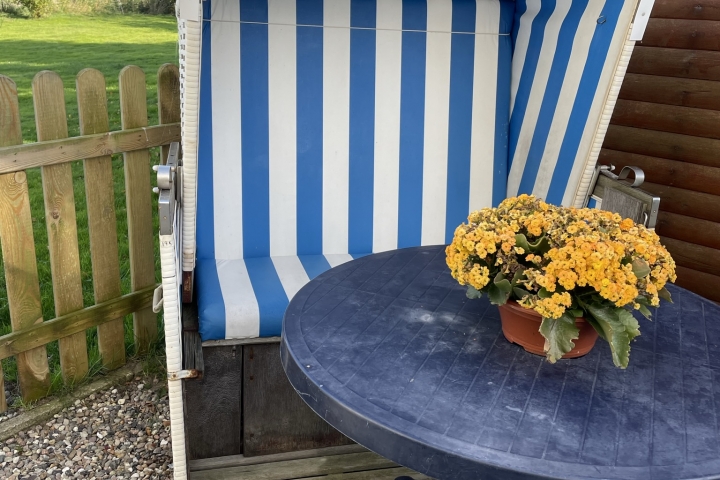 Terrasse mit eigenem Strandkorb
