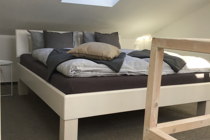 Blick von der unteren Etage in den offenen  Schlafbereich 