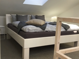 Blick von der unteren Etage in den offenen  Schlafbereich 
