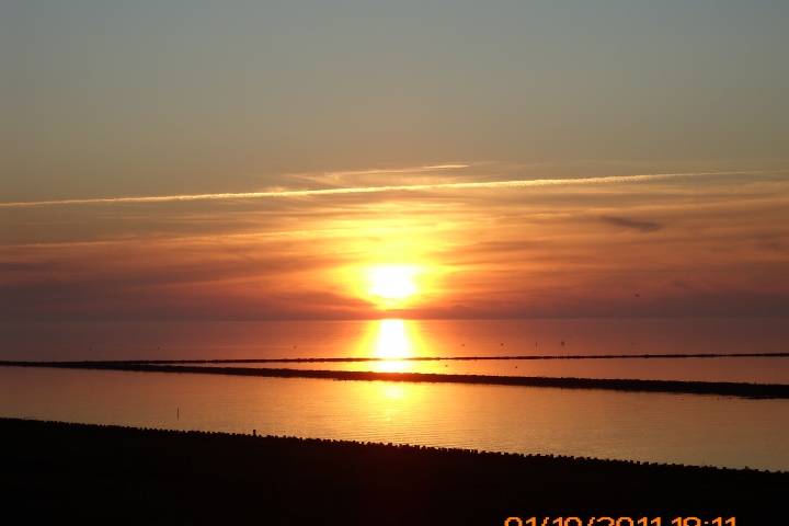 Unser Sonnenuntergang..... einfach über den Deich und nur noch genießen....
Dieses Foto ist schon älter, aber der Sonnenuntergang ist immer noch der 