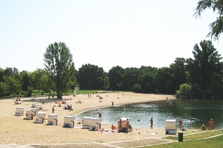 Strandbad Wostra (FKK) 10 Minuten zu Fuß vom Ferienhaus. Beide Bäder liegen direkt am Elbefahrradweg