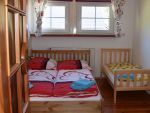 Doppelzimmer mit Kinderbett wählbar 60x120 oder Jugendbett 70x140 ohne Gitter  1.OG