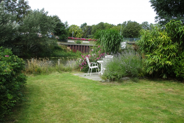 Garten mit Sitzplatz am Tief