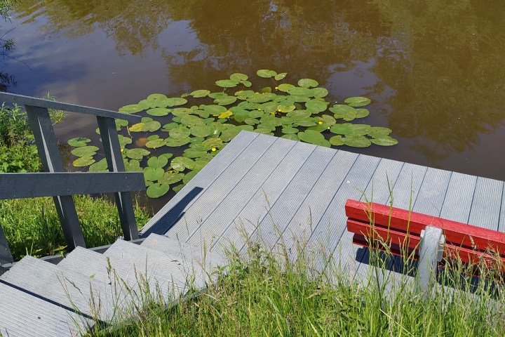 neuer Steg mit Sitzplatz