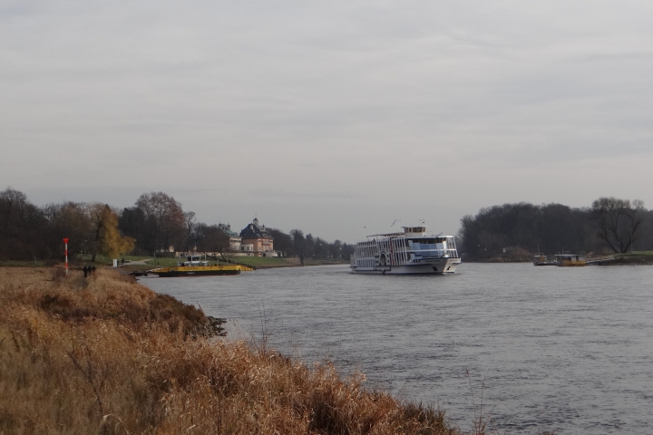 Spazierweg Treidelpfad vom Haus zu Schloß Pillnitz