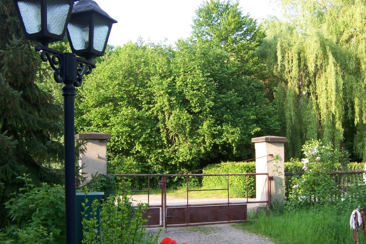 Eingangstor zur Straße