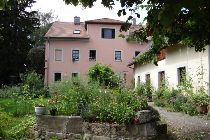 Ferienwohnungen Garten am Wasser | Hof- und Eingangsseite zu den Ferienwohnungen