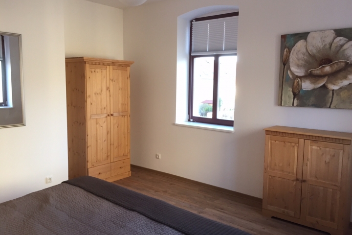 Kleiderschrank und Kommode im Schlafzimmer