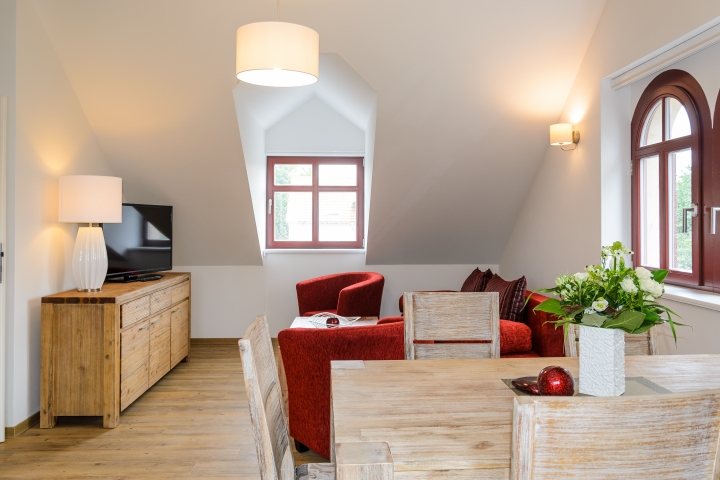 Blick vom Balkon in den kombinierten Wohn- und Küchenbereich