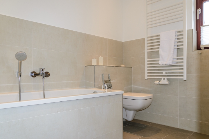 Badezimmer mit Badewanne