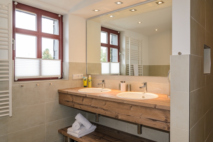 Badezimmer mit Fenster