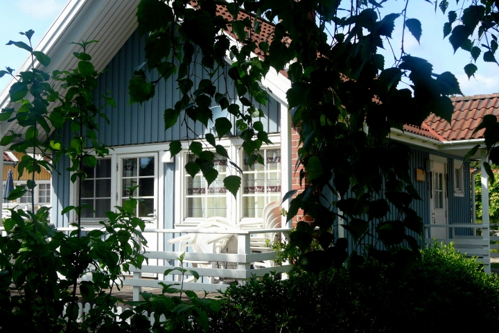 Ferienhaus Seeblickhaus Moorfrosch | Haus Moorfrosch blickt zum See hinüber.