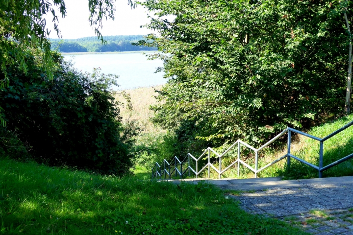 Nach wenigen Schritten der Abgang zum See