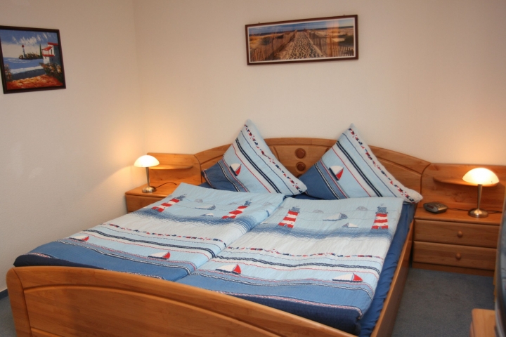 Schlafzimmer 1