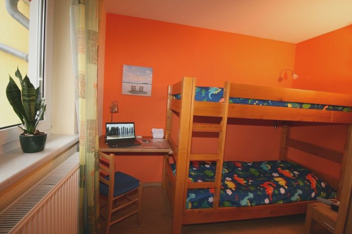 Schlafzimmer 2 - Kinderbereich - Etagenbetten und Arbeitsplatz