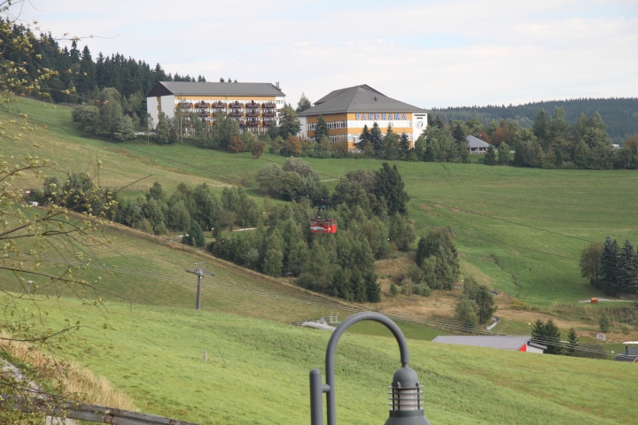 Blick zur Seilbahn und Skigebiet