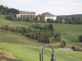 Blick zur Seilbahn und Skigebiet