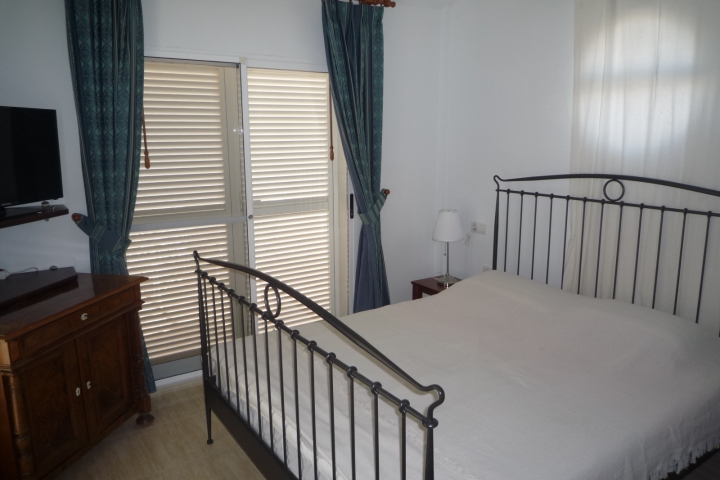 weiteres Schlafzimmer 1. Obergeschoß mit Zugang zur Dachterrasse.