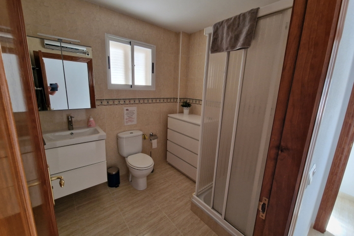 Bad mit einer Dusche im Obergeschoss