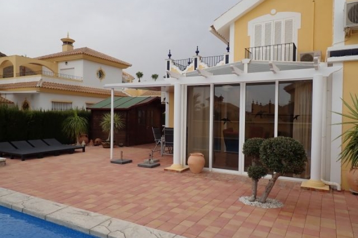 Wintergarten mit Blick zum Pool