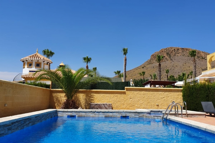 Villa Casa del Sol mit großem Pool | Pool mit einem Whirlpool 
Außendusche mit Warm - und Kaltwasser 