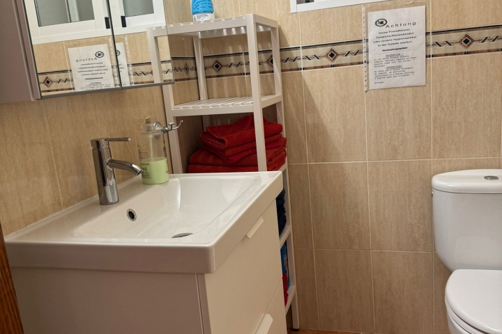 Duschbad mit Fenster im Erdgeschoss