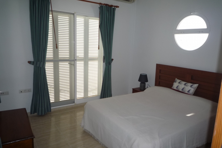 Schlafzimmer im 1. Obergeschoß, Ausgang zum Balkon