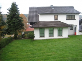 
     

Blick vom Schlafzimmer mit Bad in den Garten