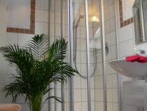 Ferienwohnung Zugspitze - helles Bad mit Dusche und WC