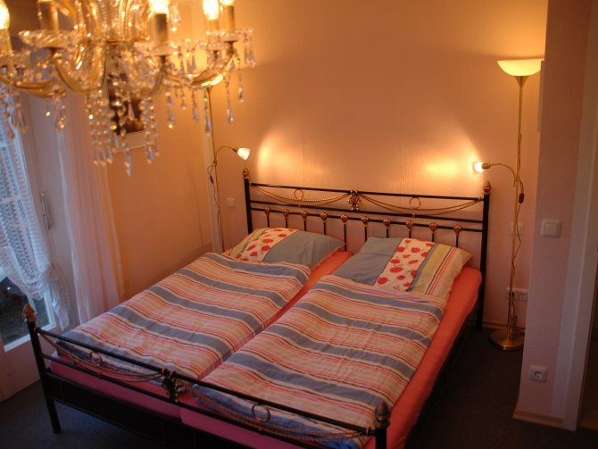 Ferienwohnung Landhaus Theresa | Ferienwohnung Alpspitze - Schlafzimmer mit Doppelbett für einen erholsamen Schlaf