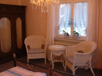 Ferienwohnung Alpspitze - gemütliche Sitzecke im Schlafzimmer am Ostfenster