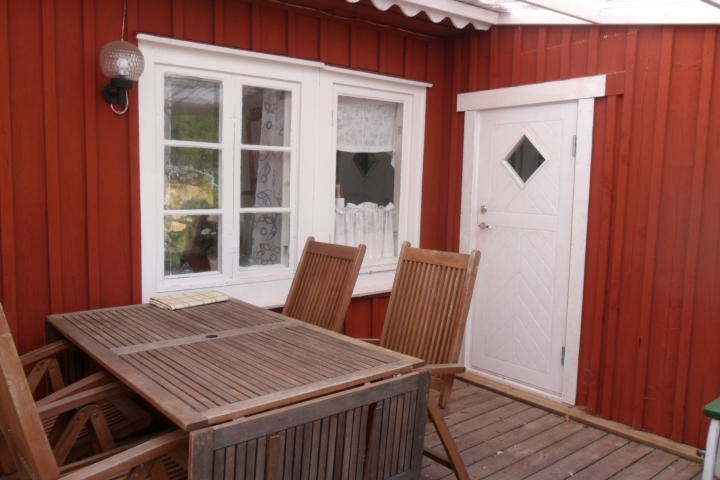 Im überdachten Teil der Terrasse sitzt man selbst bei nicht so tollem Wetter an der frischen Luft