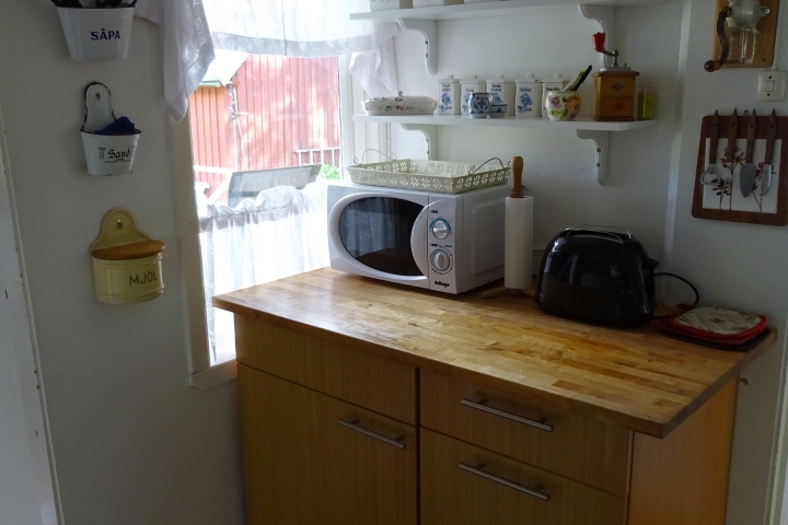 Die Küche ist gut ausgestattet mit Toaster, Kaffeemaschine, Mikrowelle, Wasserkocher