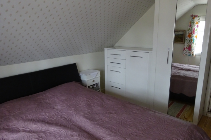 Das Schlafzimmer im Obergeschoß verfügt über ein hochwertiges Doppelbett und genügend Schrankraum