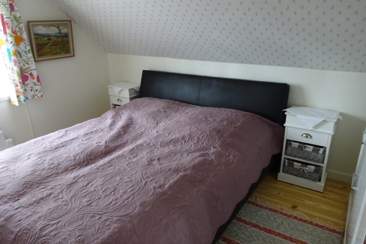 Schlafzimmer ist hell und bietet Doppelbett und Einzelbett