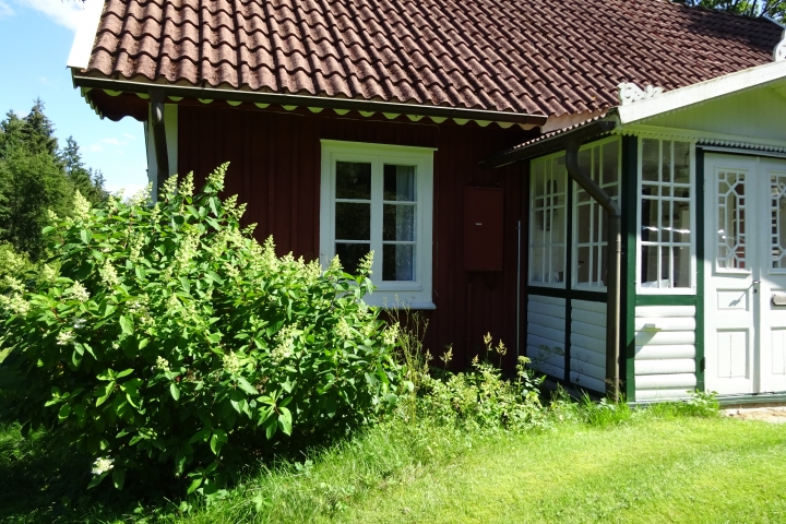 Typisch schwedisches Ferienhaus außen alt und innen stilvoll renoviert