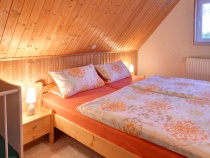 Schlafzimmer mit Doppelbett und Kinderbett