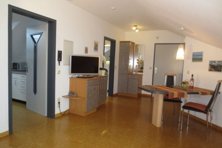 Wohnung (2 Typ B) Wohn-Essbereich mit Blick Richtung Kinderzimmer