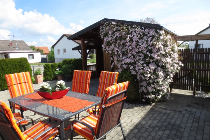Gartenterrasse mit Gartenhaus (Unterbringung ihrer Fahrräder möglich)
